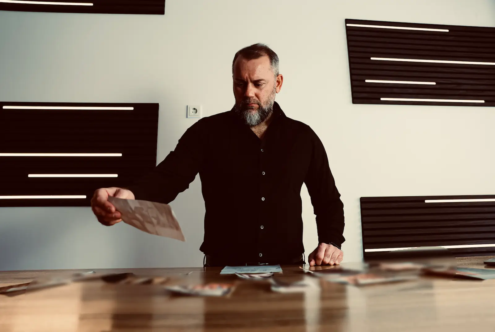 Drei Personen analysieren gemeinsam Ermittlungsdaten auf einem MacBook – echter Undercover-Moment aus einer laufenden Ermittlung.